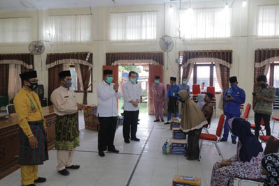 Bupati Siak Serahkan Bantuan PT RAPP Kepada Warga Koto Gasib